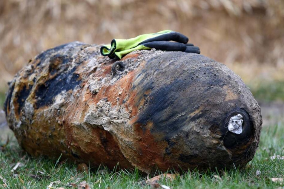 Die Experten vom Kampfmittelräumdienst wollen den Blindgänger noch am heutigen Freitag entschärfen. (Symbolbild)