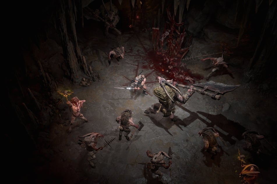 Gespielt wird "Diablo IV" wie seine Vorgänger aus der Vogelperspektive. Die Spielwelt strotzt dabei nur so vor Details und wirkt erneut wunderbar düster - und blutig.