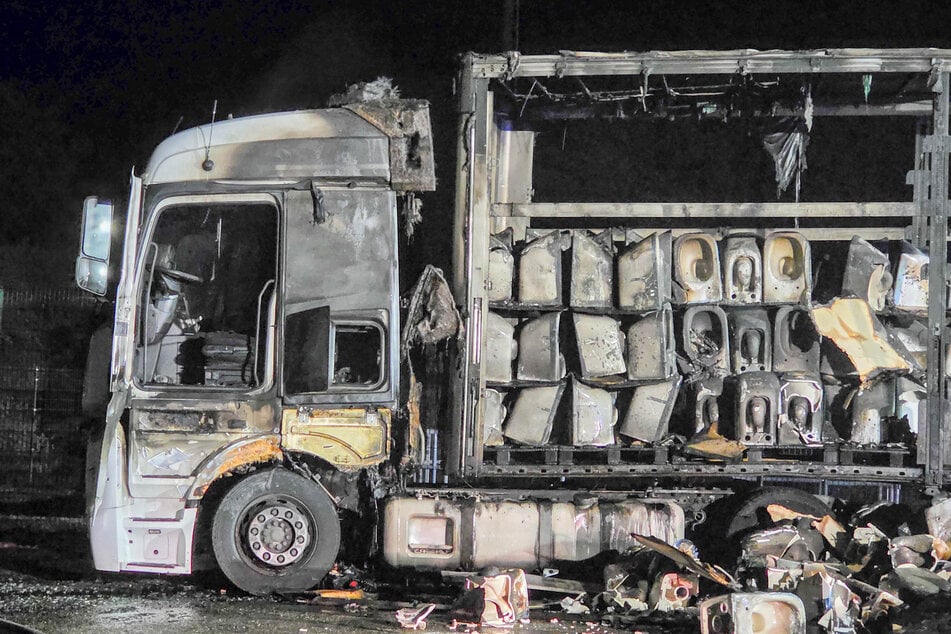 Die Flammen erreichten auch das Führerhaus des Lkw.