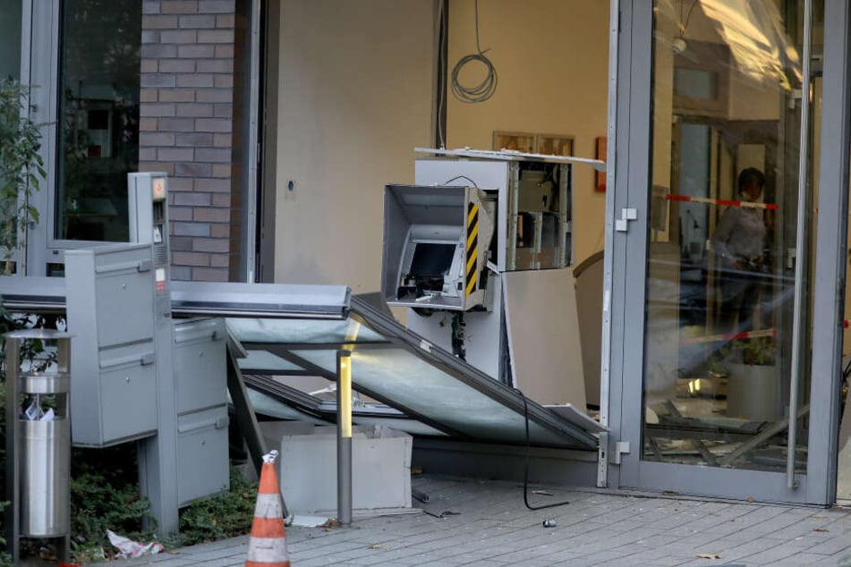 Durch die Explosion des Bankautomaten wurde der Vorraum stark beschädigt.