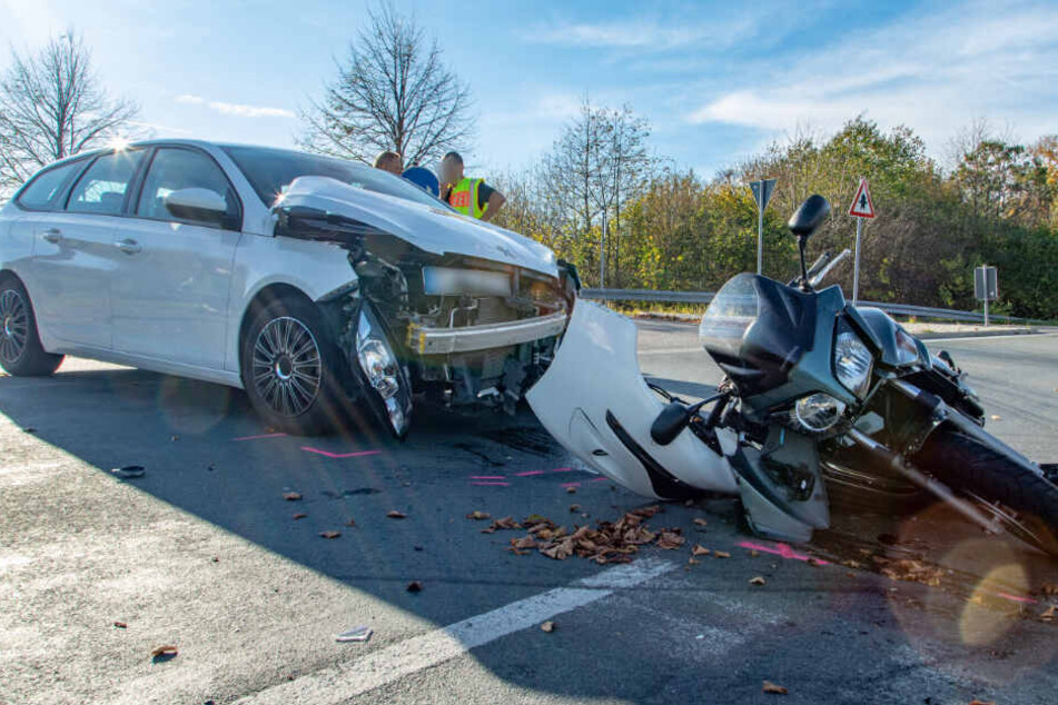 Autofahrer übersieht Biker und verletzt ihn schwer