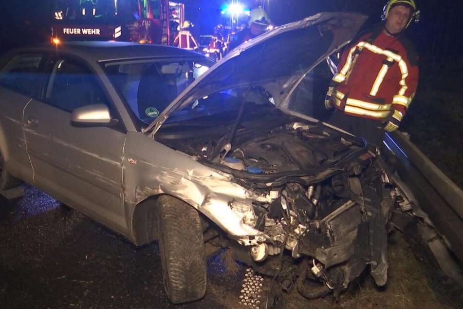 Auf der B4 bei Gebesee krachte eine junge Frau in die Leitplanke, wurde schwer verletzt.