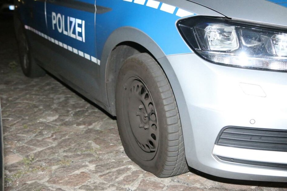 Die vorgefundenen Spuren deuten einwandfrei darauf hin, dass der Reifen des Polizeiwagens zerstochen wurde.