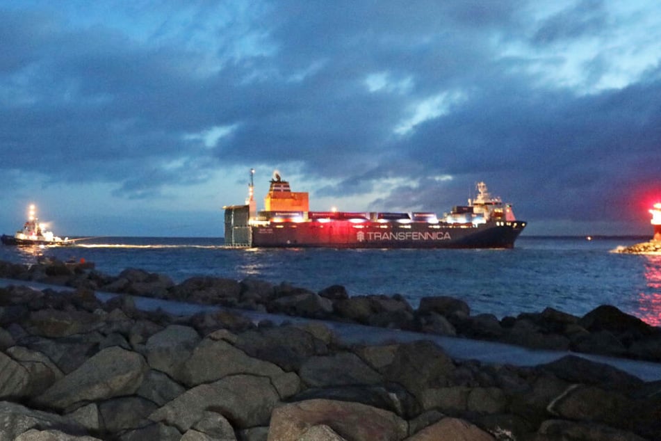 Der Frachter "Bore Bank" lief vor der Hafeneinfahrt in Rostock auf Grund. Während der Bergung stand er zeitweise quer zur Fahrrinne und behinderte den Verkehr.