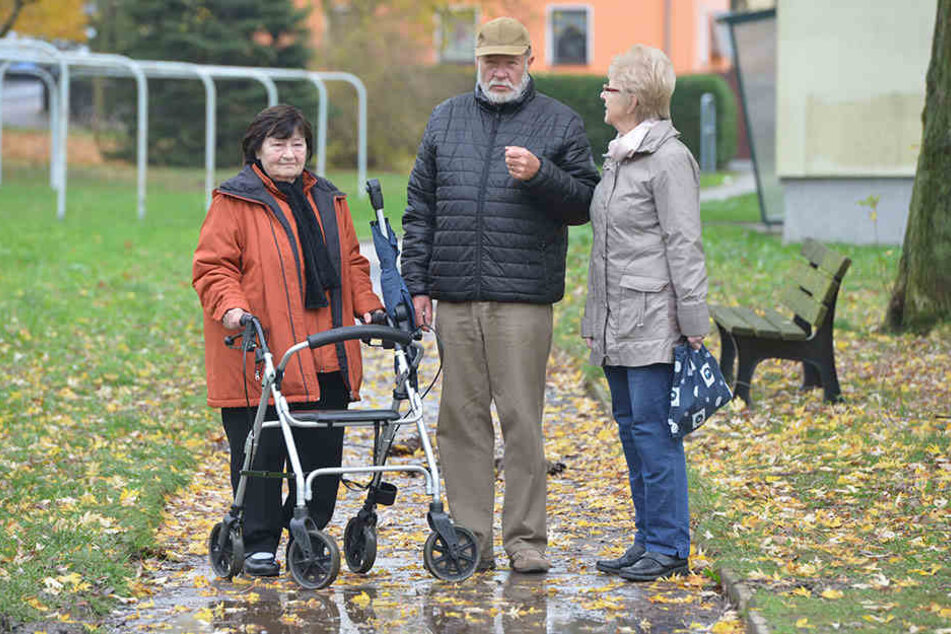 Für Anwohner Gisela Aumann (77, v.l.),
Claus Modaleck und Renate Vier (77) ist
der Fußweg zum Hindernis geworden.
