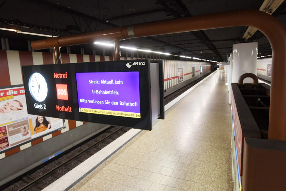 Die Anzeigentafel an einer U-Bahnhaltestelle zeigt einen Hinweis zum Streik.