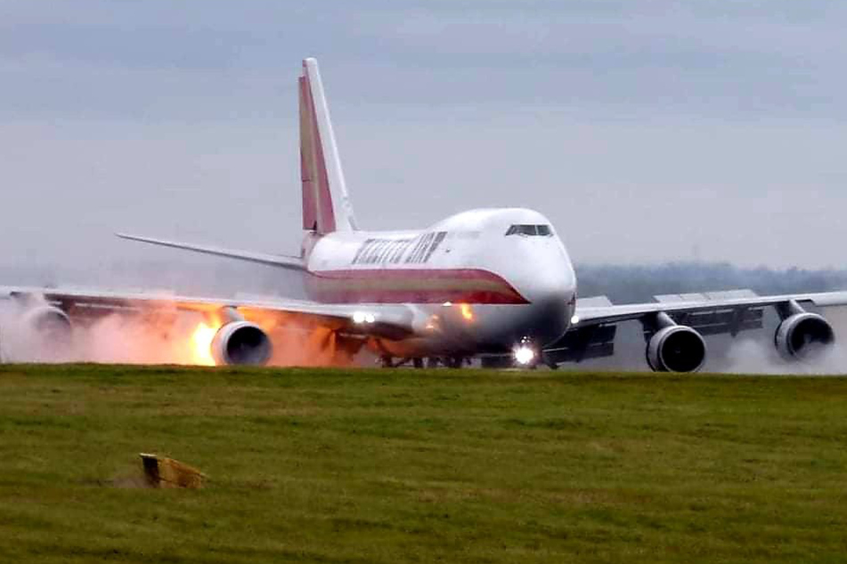 Flammen aus der Flugzeug-Turbine: Zum Glück gab es bei dem Vorfall keine Verletzten.