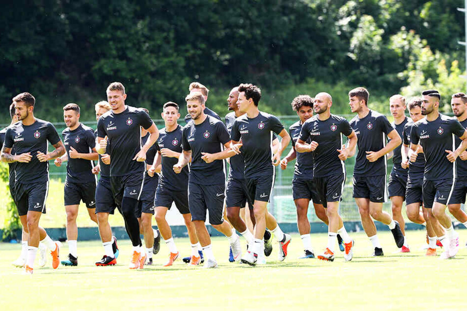 Aufgalopp für die Spieler des FC Erzgebirge Aue.
