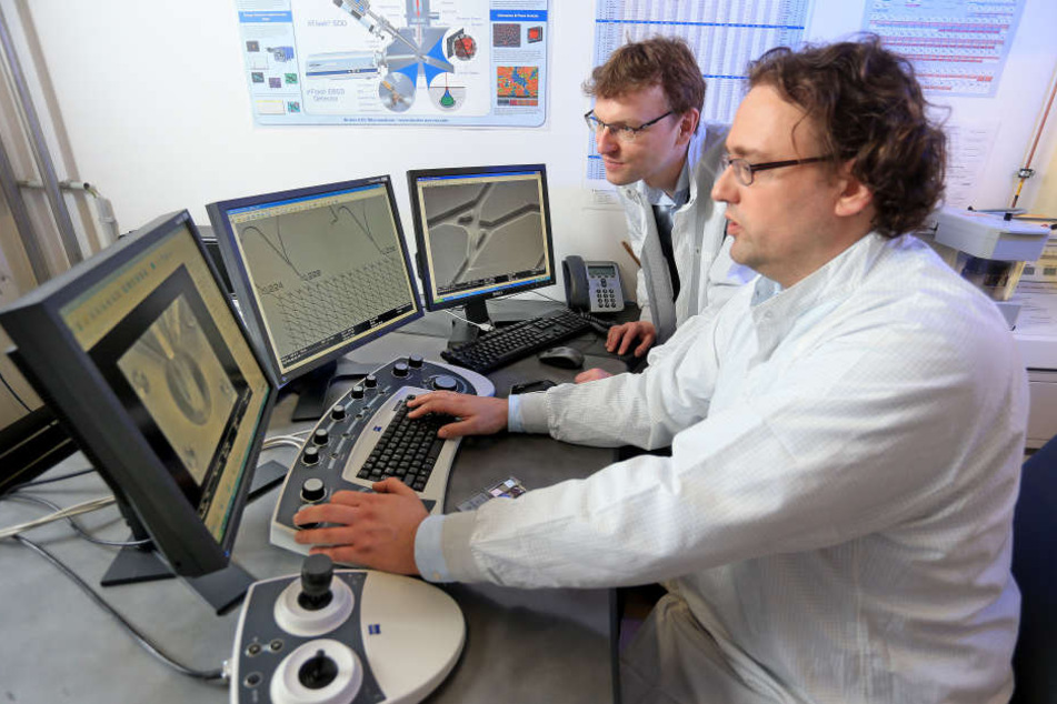 Christoph Meinecke (38) von der TU Chemnitz und Georg Heldt (35, vorn) vom 
Fraunhofer-Institut forschen für den Bio-Computer. 