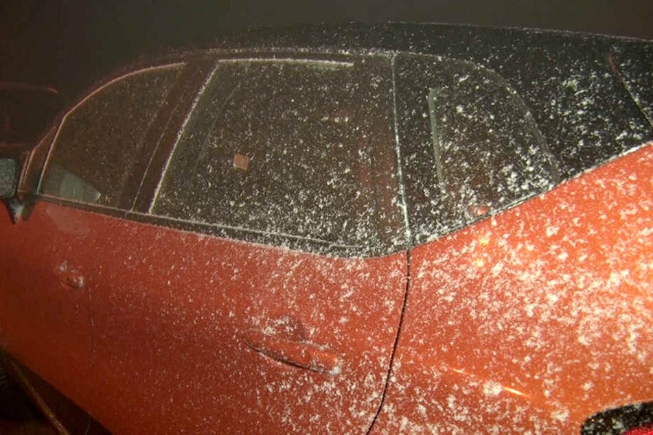 Zahlreiche Autofahrer im Erzgebirge werden am Montagmorgen wohl die Scheiben an ihren Autos frei kratzen müssen.