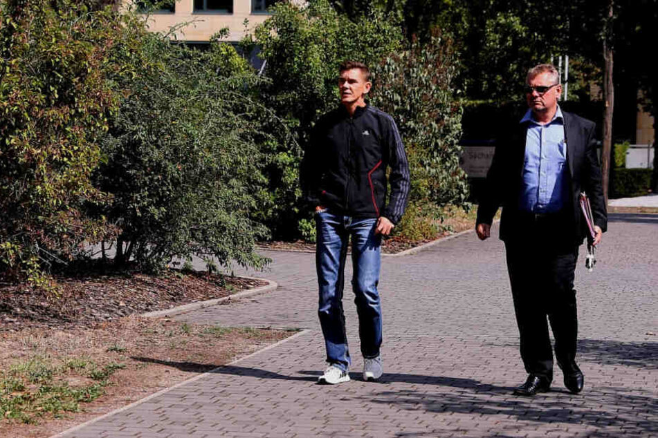 Daniel Z. (39) hatte den Haftbefehl durchgestochen. Auch wegen Körperverletzung im Amt wird gegen ihn ermittelt.