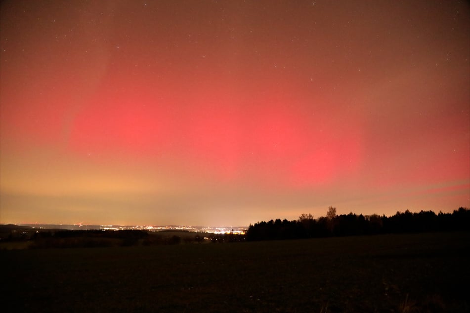 Auch in Zwönitz (Erzgebirgskreis) waren in der Nacht zu Mittwoch Polarlichter am Himmel zu sehen.