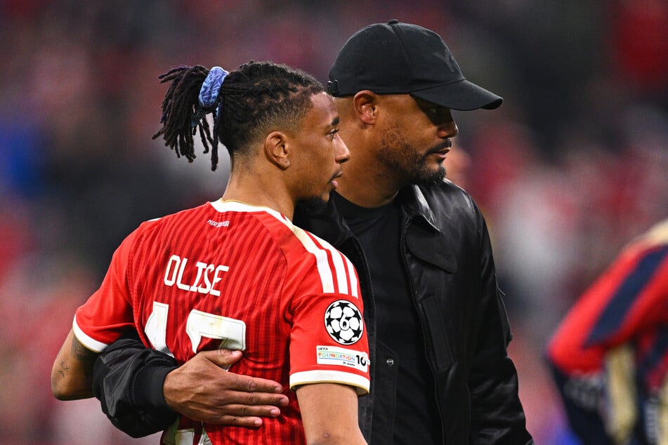 Bayern-Trainer Vincent Kompany (40, r.) nimmt Olise (24) in Schutz.