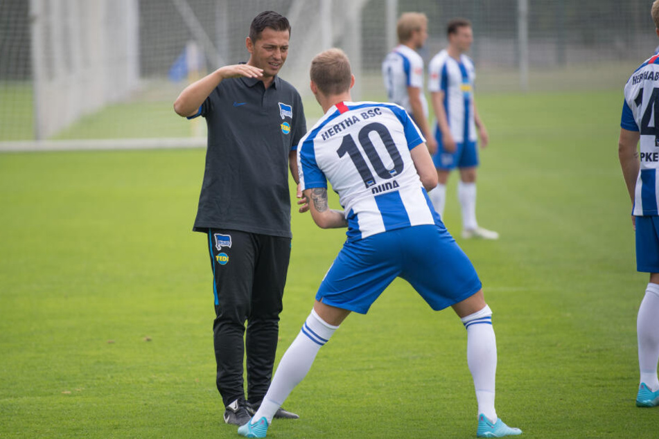 Ante Covic (l.) spricht viel mit seinen Spielern und versucht seine Spielidee zu vermitteln.