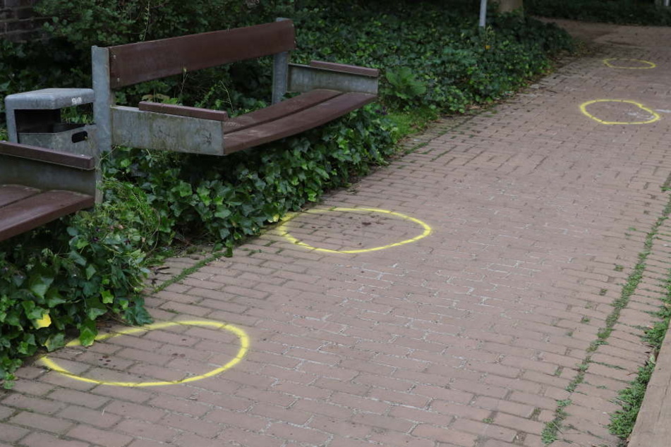 Mit Farbe haben Ermittler Spuren der Tat markiert.