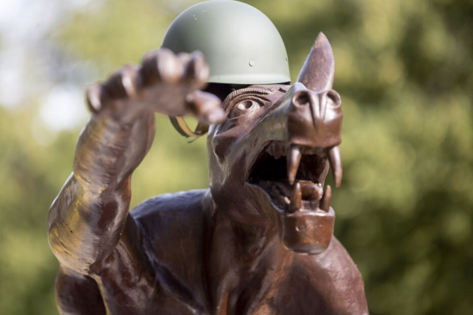 Eine Hitlergruß zeigende Wolfsskulptur mit Soldatenhelm des Bildhauers Rainer Opolka steht vor dem Sitz des AfD-Landesverbands Brandenburg
