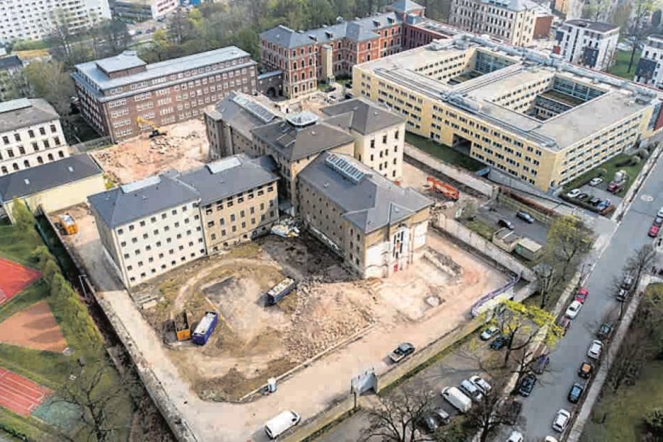 Die Abrissarbeiten rund um das ehemalige Kaßberg-Gefängnis sind in vollem Gange.