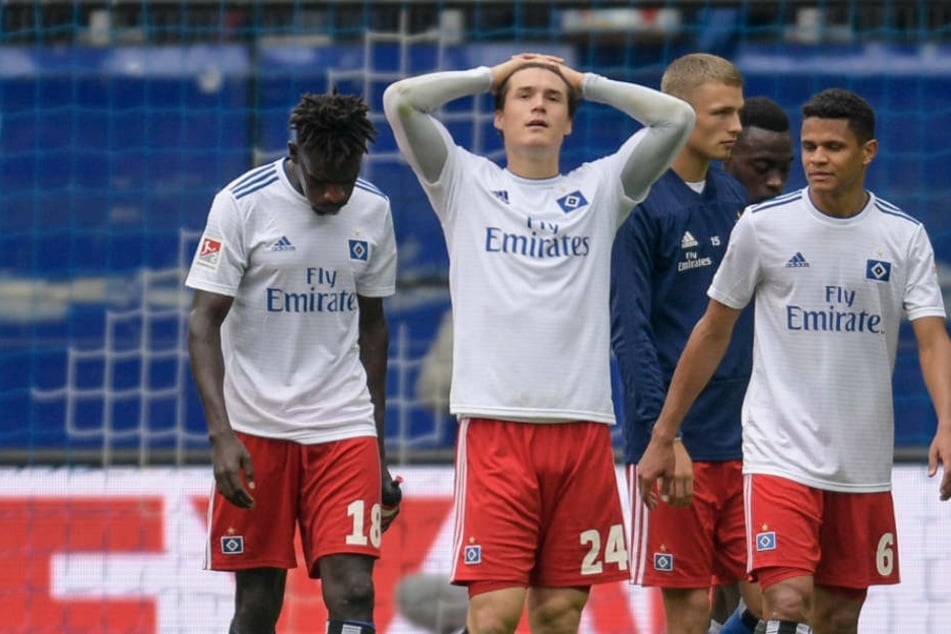 Die HSV-Spieler verlassen den Platz nach dem Spiel deutlich enttäuscht.
