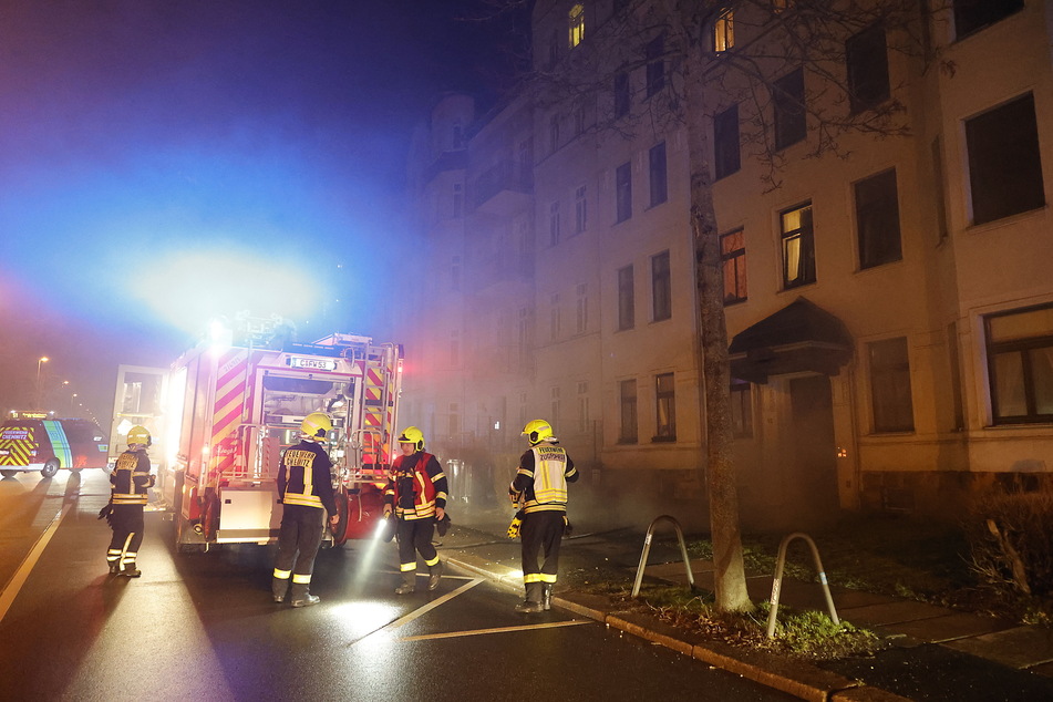 Ein brennender Sperrmüllberg griff auf die Fassade eines Wohnhauses in der Heinrich-Schütz-Straße über.