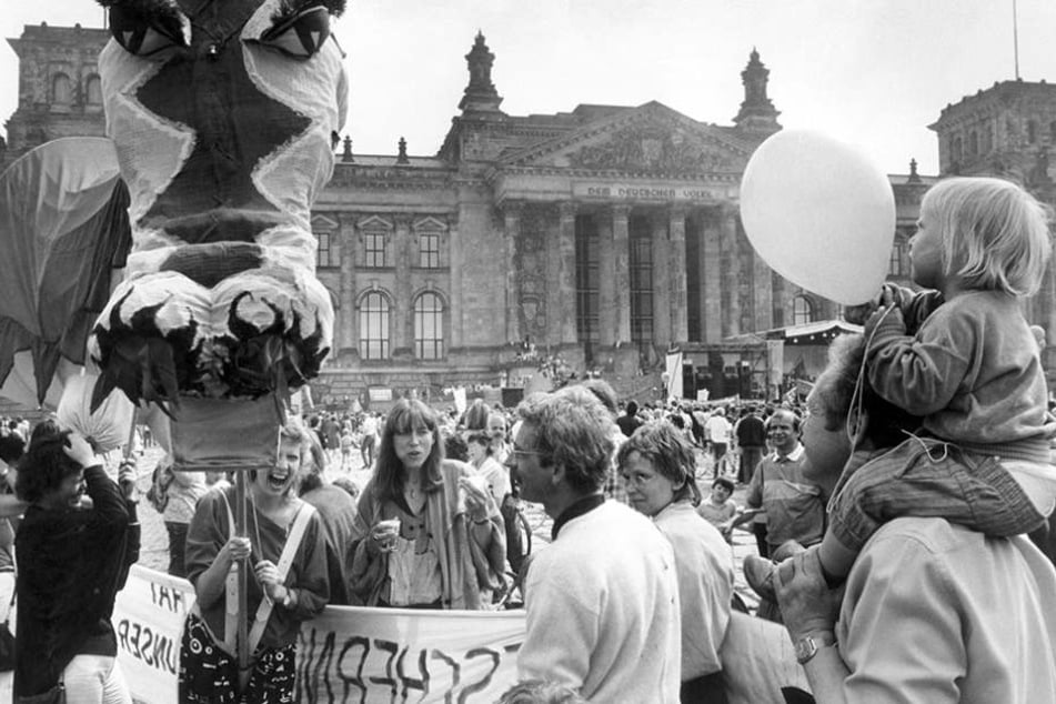 So geht's auch: 1987 feierten rund 50.000 West-Berliner vor dem Reichstag.