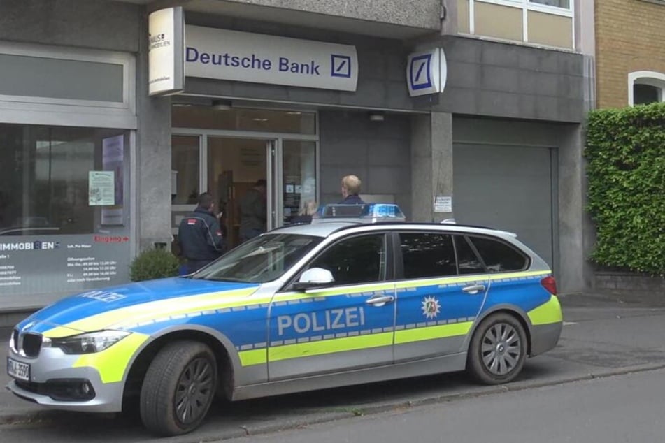 Polizisten am Tatort an der Siegfriedstraße in Bonn-Mehlem.