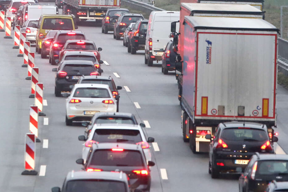 Der Verkehr staut sich wegen eines Unfalls auf der Autobahn 7 (Symbolbild).