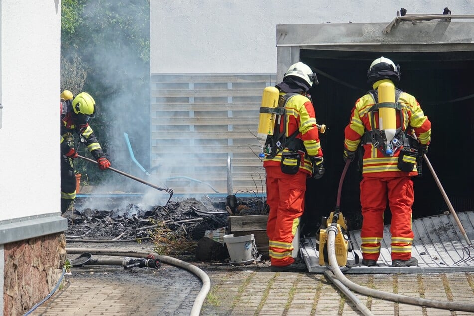 Eine Garage hatte am Mittag in Radebeul Feuer gefangen.