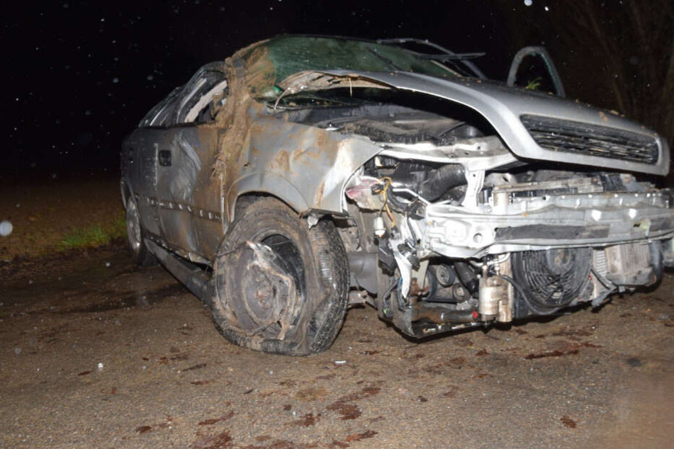 Der 24-Jährige lag nach dem Unfall neben seinem Opel, ein Anwohner rief die Polizei.