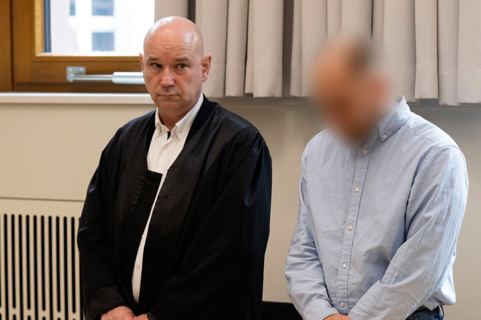 Der Angeklagte (r.) steht im Gerichtssaal neben seinem Verteidiger Axel Küster: Der 53-Jährige wurde jetzt unter anderem wegen Mordes zu lebenslanger Haft verurteilt.