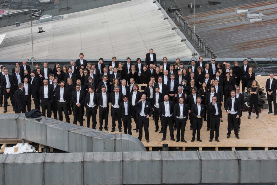 Die Musiker des Symphonieorchesters des Bayerischen Rundfunks posieren mit ihrem Chef-Dirigenten Mariss Jansons. (Archivbild 2016)