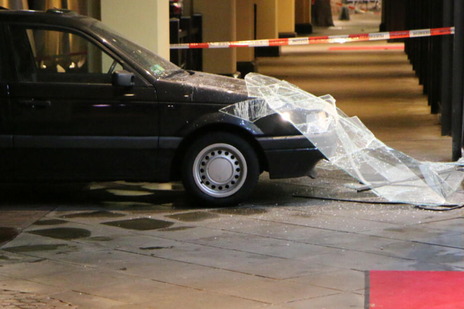 Das Auto zerstörte die Glasfront.