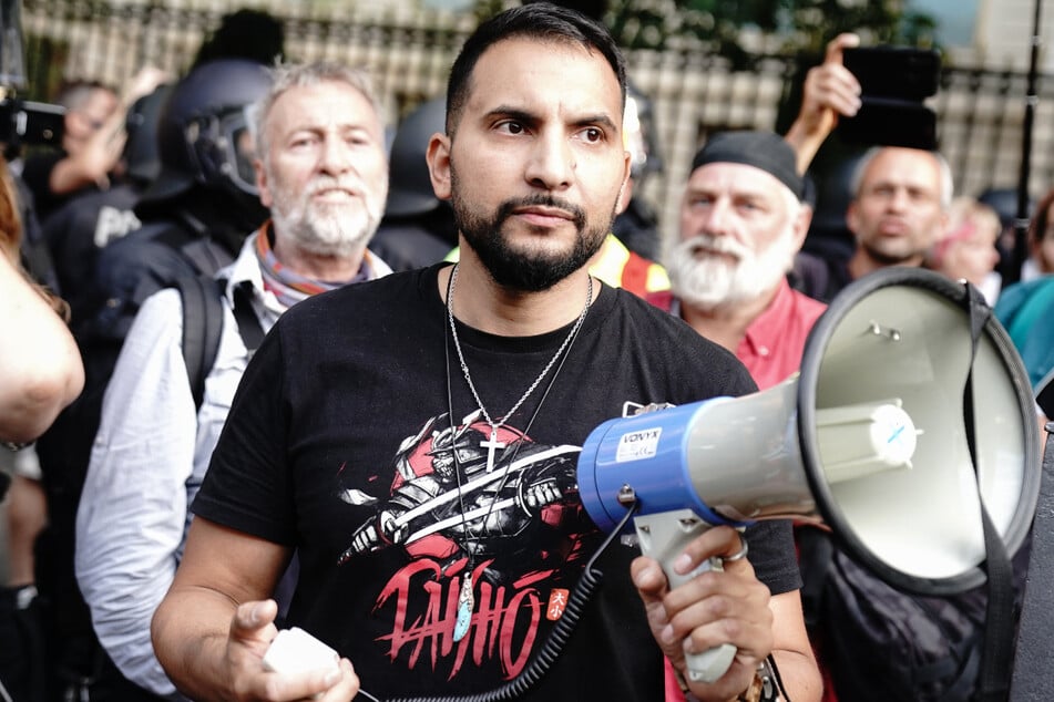 Attila Hildmann spricht vor der russischen Botschaft bei einer Demonstration gegen die Corona-Maßnahmen. Der Wut-Koch ist inzwischen in die Türkei geflüchtet.