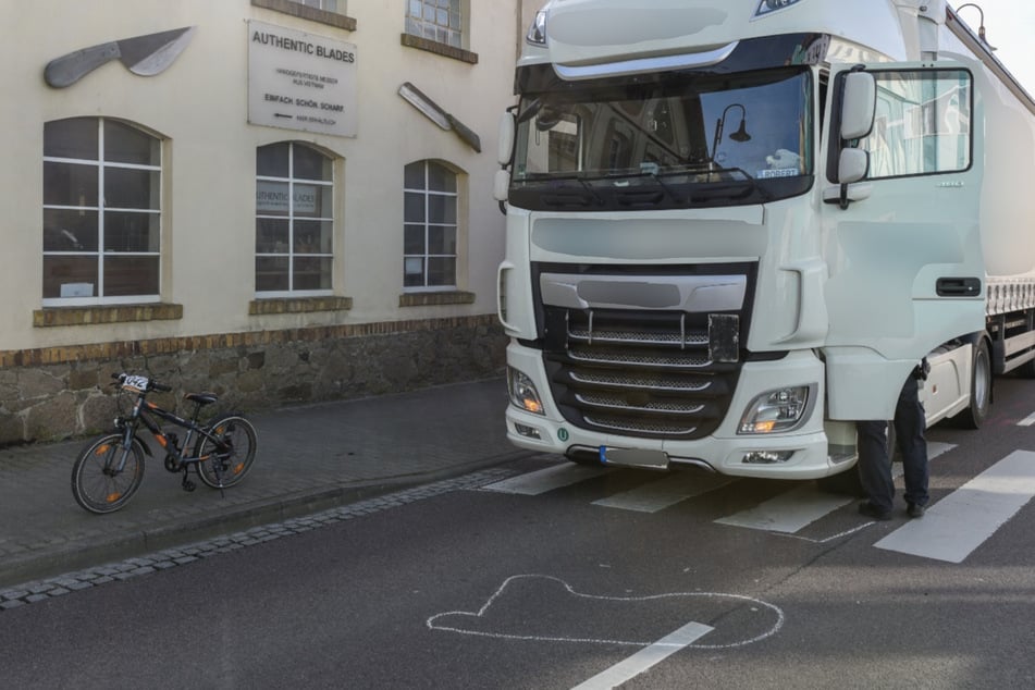 Bei Leipzig: Lastwagen erfasst Junge (6) auf Zebrastreifen