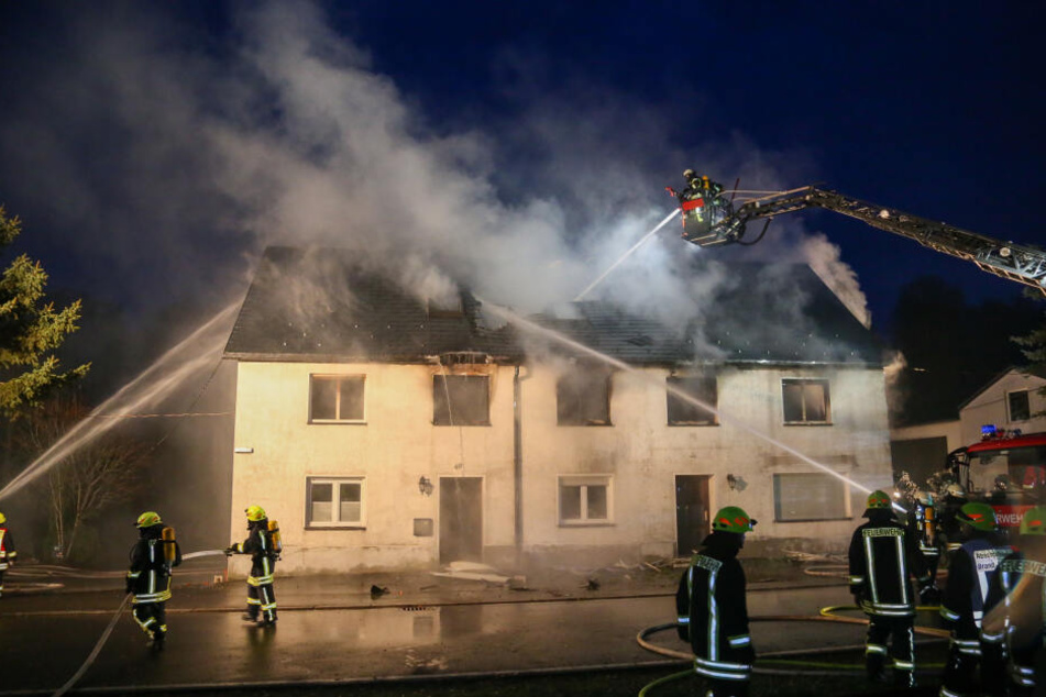 Noch am Abend bekämpften die über 70 Feuerwehrleute das Feuer.