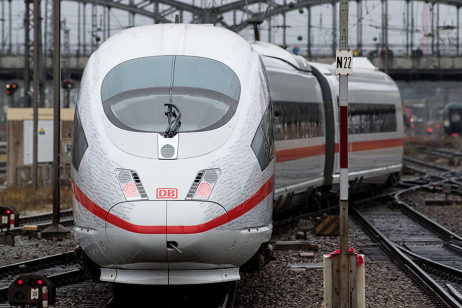 Ein ICE bei der Einfahrt in den Hauptbahnhof von München (Bayern).