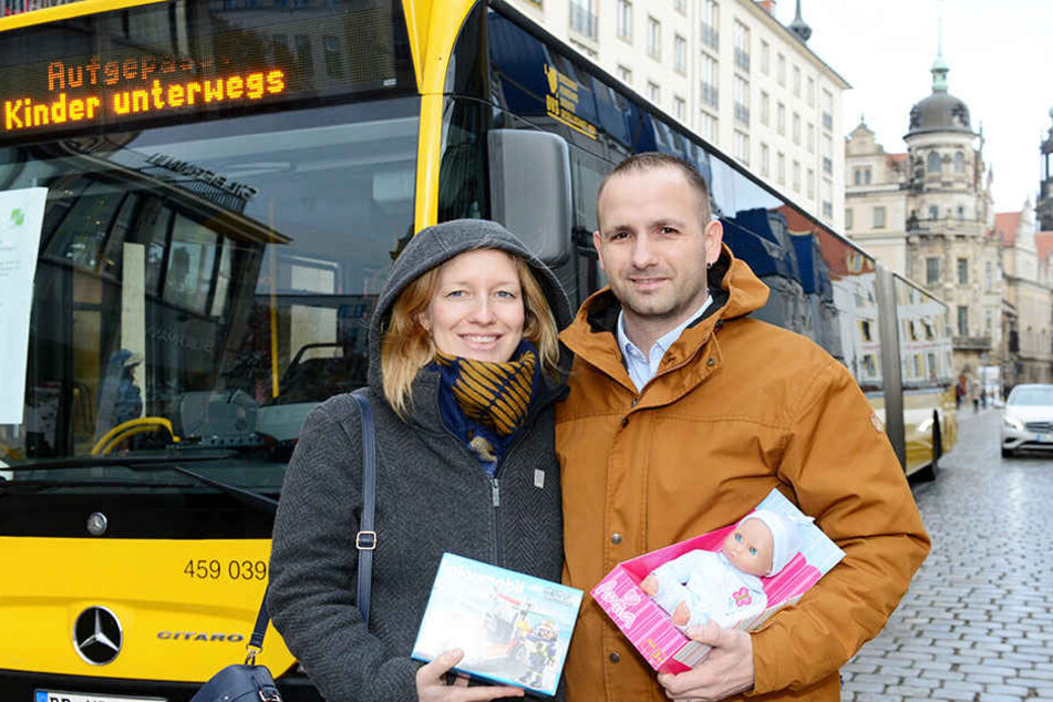 Julia Schebiella übergab mit ihrer Familie unter anderem eine Puppe für bedürftige Kinder.