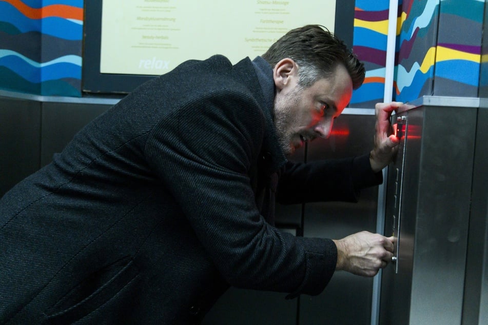 In Sorge um seine Tochter steckt Justus im Fahrstuhl fest.