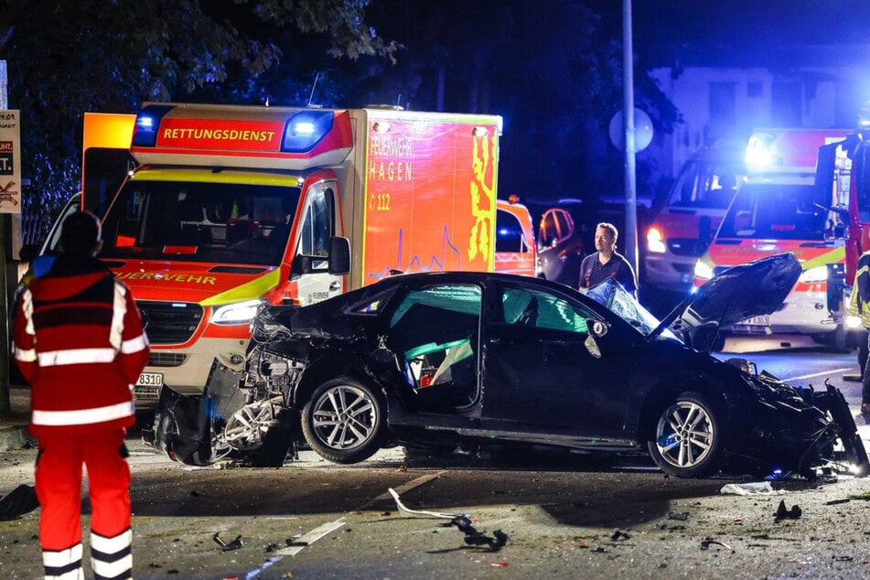 Tödlicher Verkehrsunfall: Fahrer stirbt - zwei Frauen schwer verletzt