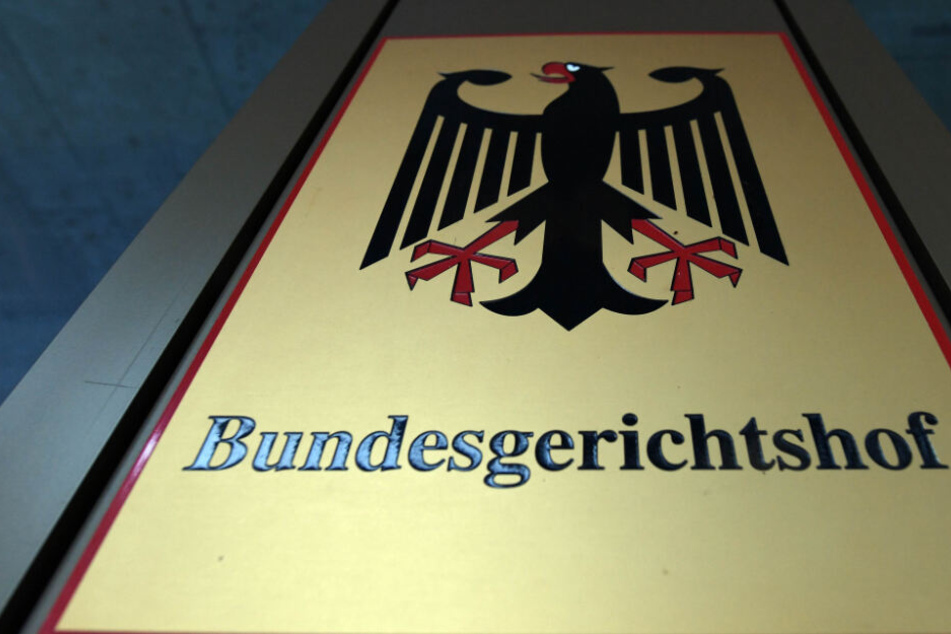 Ein Hinweisschild mit Bundesadler und Schriftzug "Bundesgerichtshof".