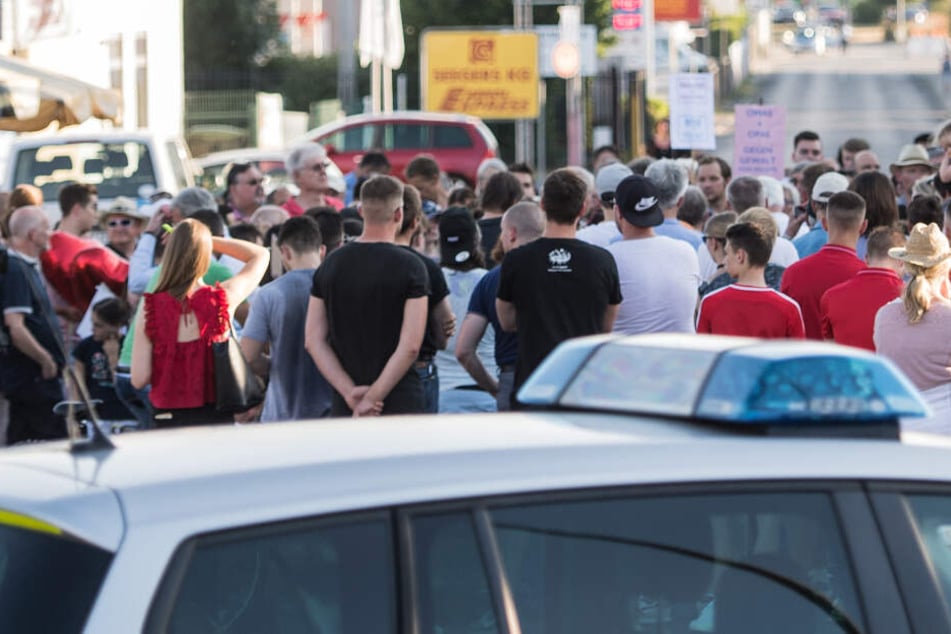 Teilnehmer bei der Mahnwache "Kein Platz für Rassismus" am 23.Juli 2019.