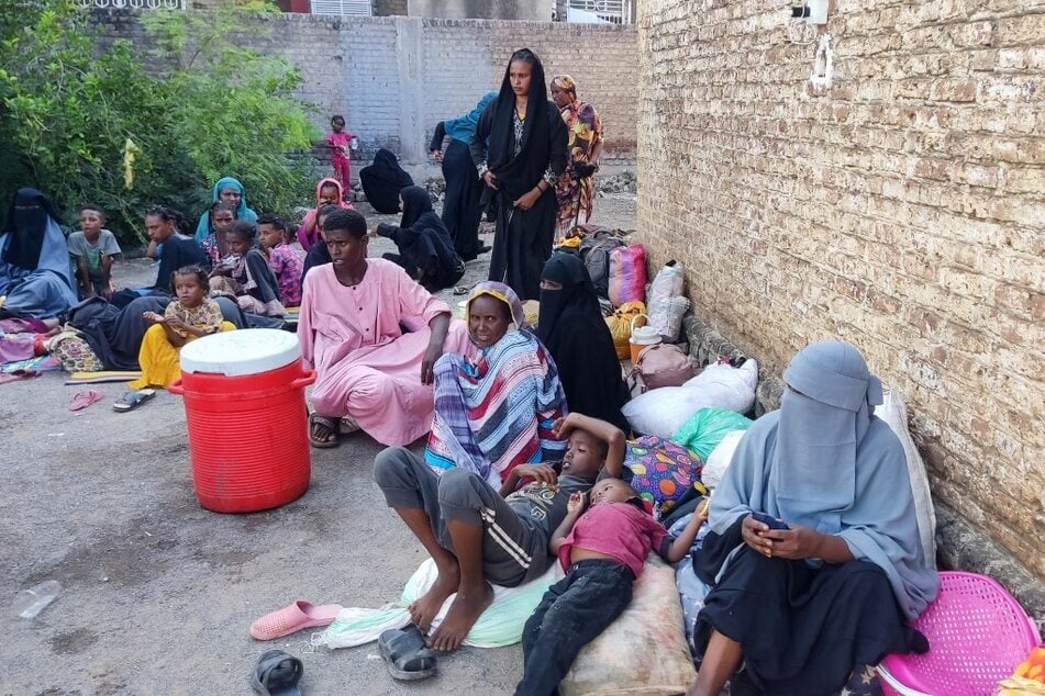 Sudanese people, displaced from the Jazirah district, arrive in the eastern city of Gedaref on October 26, 2024.