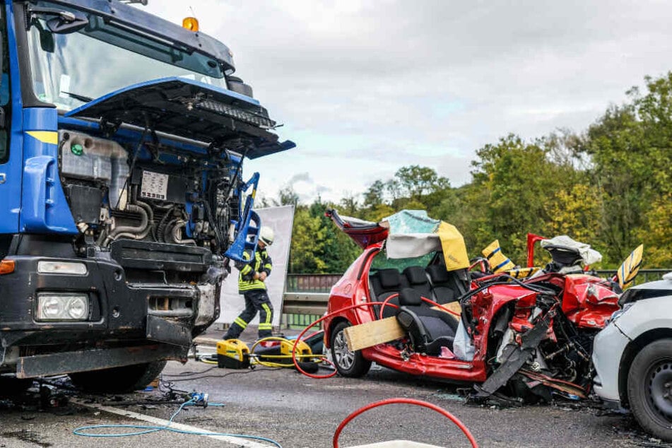 Die am Unfall beteiligten Wagen sind völlig zerstört.