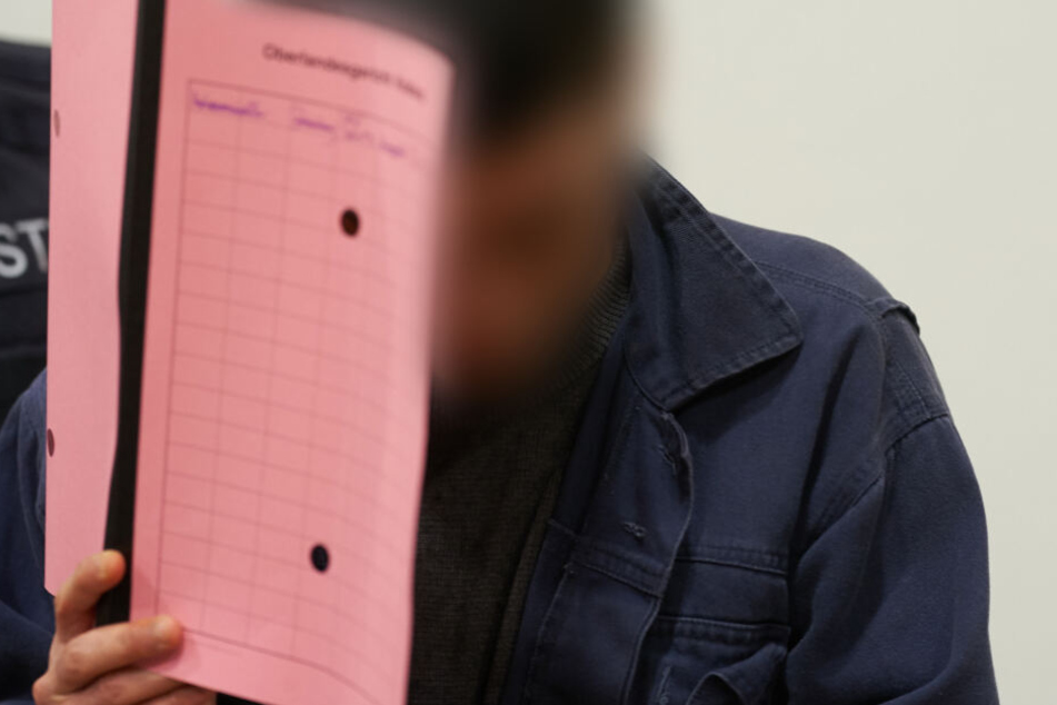 Der Angeklagte wird am 28.01.2020 in den Gerichtssaal des Oberlandesgerichts geführt.