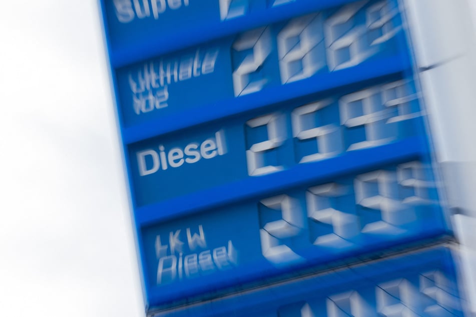 Explodierende Spritpreise: Tankpreisdeckel soll kommen!