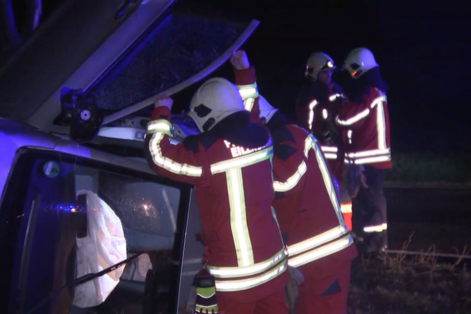 Ersthelfer hatten den 75-Jährigen bereits aus dem Wagen befreit, als die Rettungskräfte eintrafen.