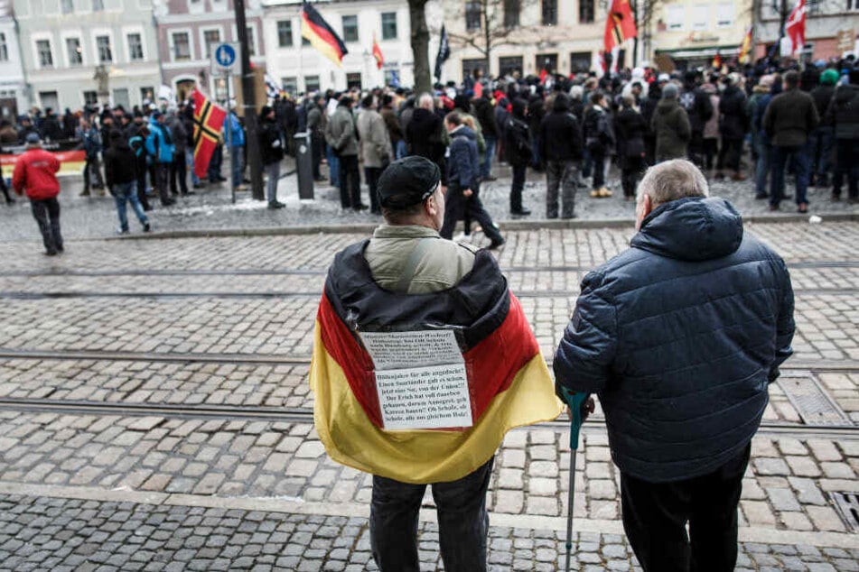 Teilnehmer der Demo "Zukunft Heimat" in Cottbus.