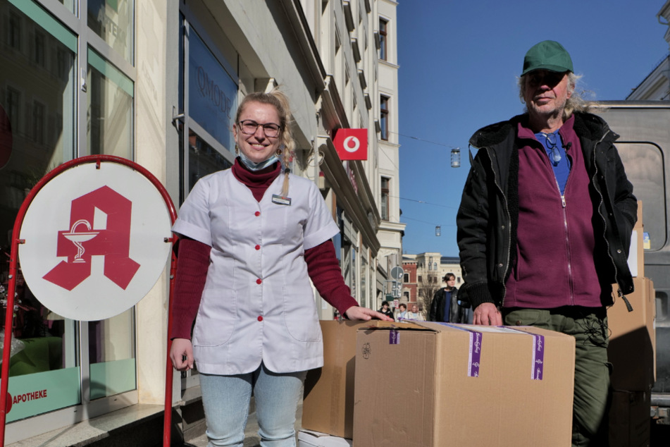 Der Initiator der privaten Spendenaktion, Matthias Wagner, mit einer Mitarbeiterin der unterstützenden "Pluspunkt Apotheke" aus Görlitz.