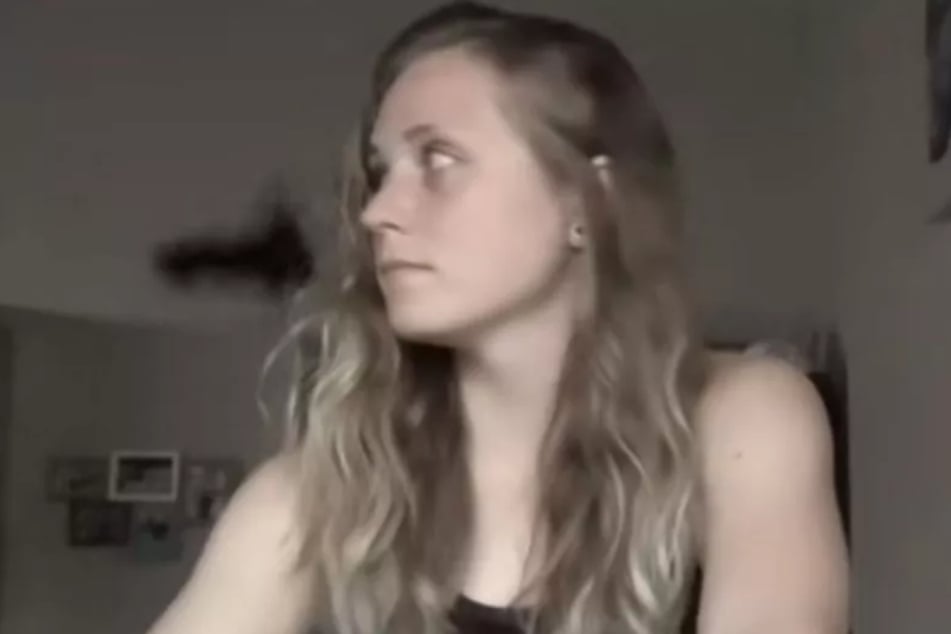 Colby bekam einen Schock, als im Hintergrund plötzlich etwas zu Boden stürzte.
