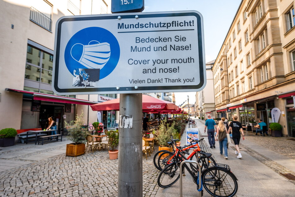 Mit sinkenden Corona-Zahlen öffnet Chemnitz wieder. Die Grünen warnen aber vor zu schnellen Lockerungsschritten.