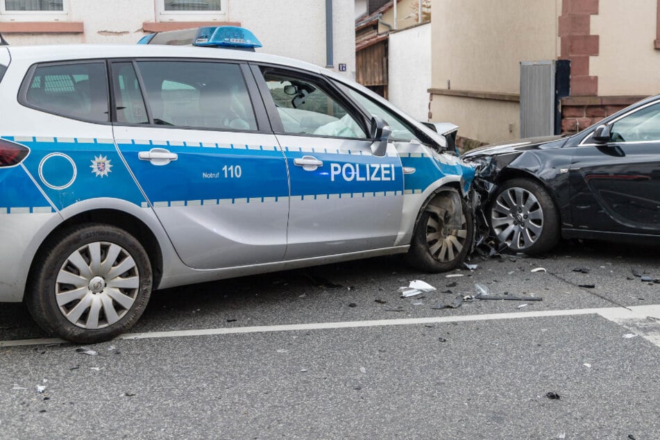 Auf der Kreuzung wurde der Streifenwagen von einem von rechts kommenden Fahrzeug gerammt und krachte in ein weiteres Auto.